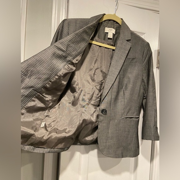Loft Size 2 Gray Pin Stripe Cropped Button Fronr Blazer Jacket 3/4 Sleeve Pocket - Picture 3 of 11